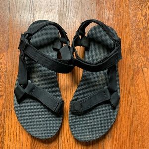 Black tevas